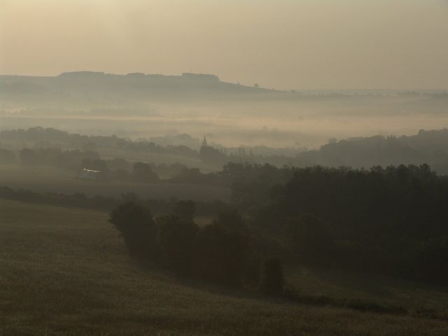 Ochtendnevels boven het landschap van de Morvan bij Vezelay