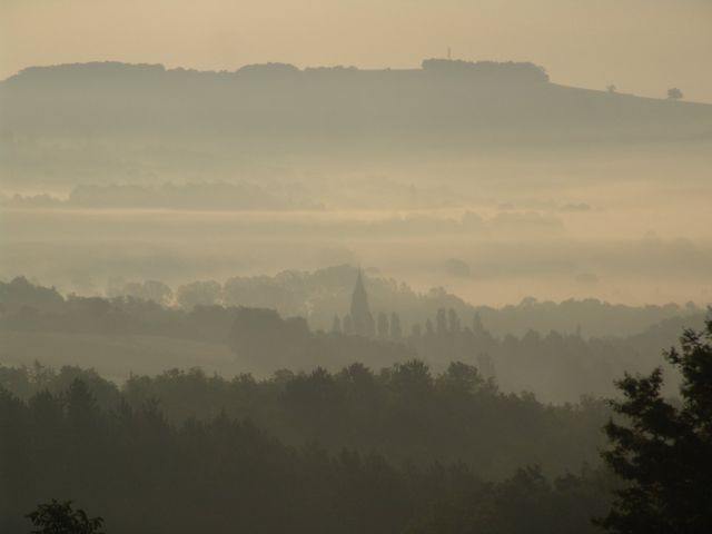 Ochtendnevels boven het landschap van de Morvan bij Vezelay