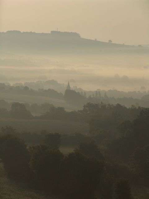 Ochtendnevels boven het landschap van de Morvan bij Vezelay