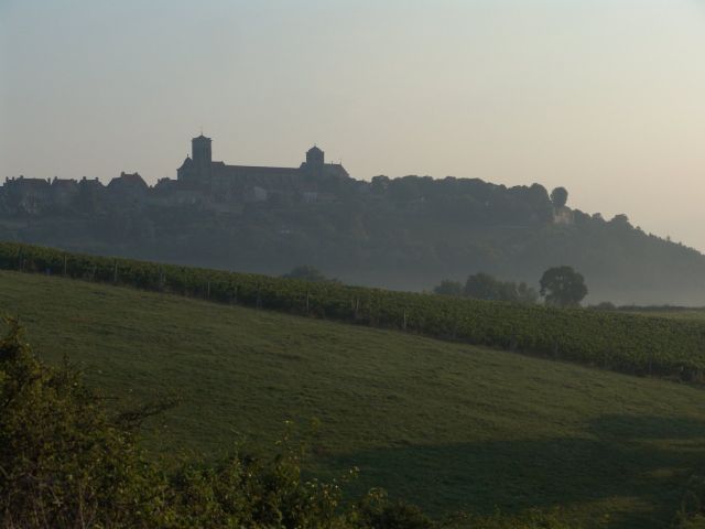 Ochtendnevels boven het landschap van de Morvan bij Vezelay, op de achtergrond de beroemde kathedraal van Vezelay